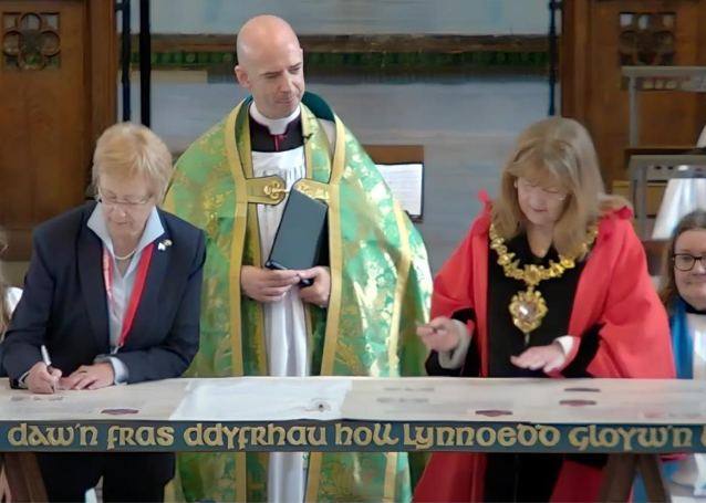 Signing of Twinning Charters in Bangor Cathedral: